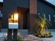 ドラセナとレイルスリーパーラフトでアジアンモダンなエクステリアに　埼玉県久喜市