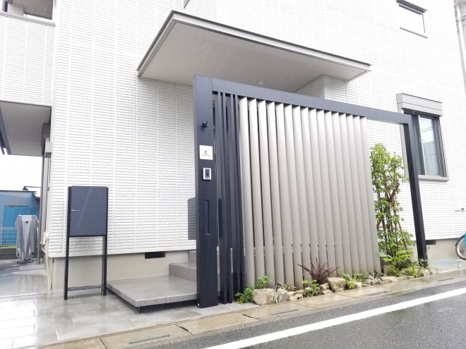 LIXIL プラスG　Gフレームでシャープな門周りにデザイン　へーベルハウス　埼玉県さいたま市