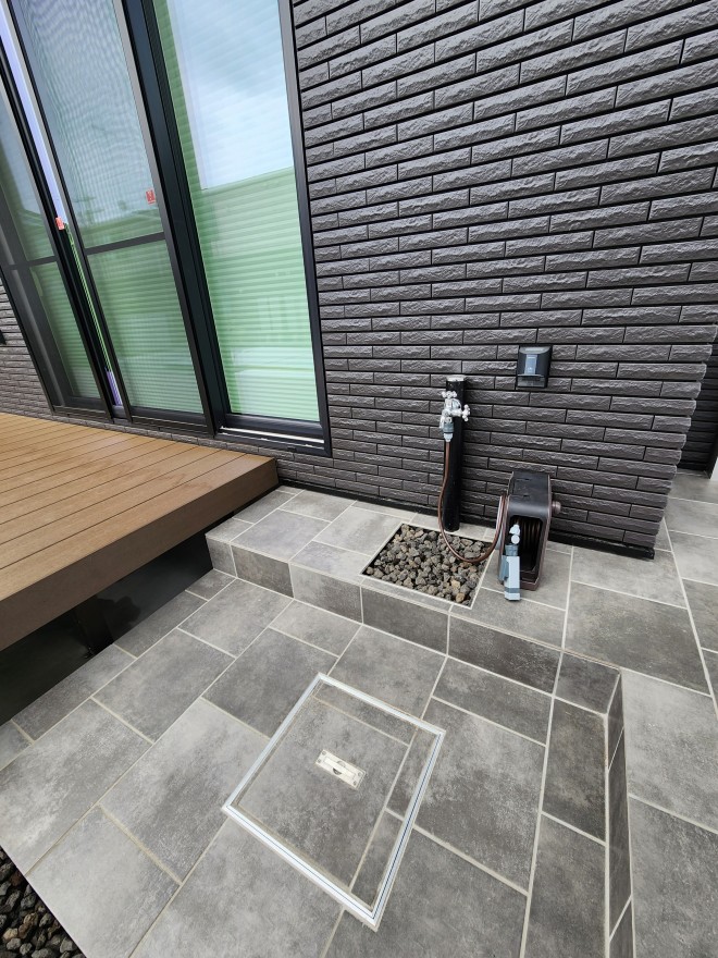 ブラックにこだわったモダンなエクステリア　埼玉県加須市