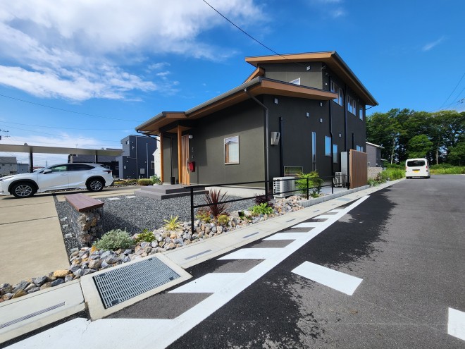 天然石のウォールと植栽・割栗石で自然なイメージにガーデンリフォーム 　埼玉県久喜市