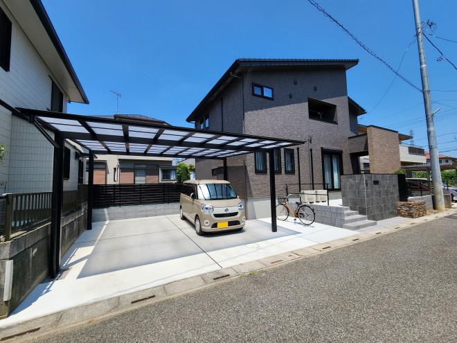 グレートーンでまとめたシンプルモダンなエクステリア