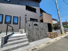 グレートーンでまとめたシンプルモダンなエクステリア グレートーンでまとめたシンプルモダンなエクステリア