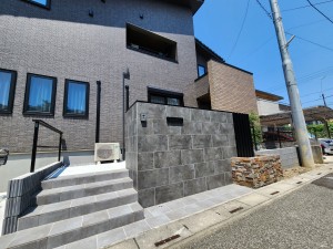 グレートーンでまとめたシンプルモダンなエクステリア