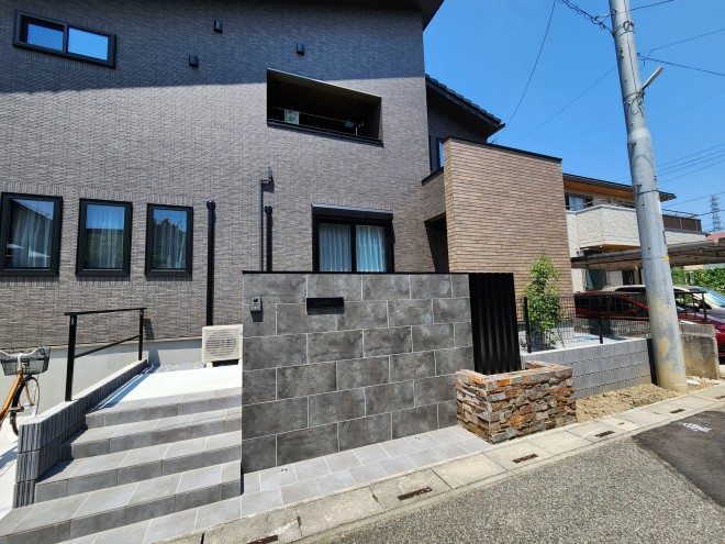 グレートーンでまとめたシンプルモダンなエクステリア