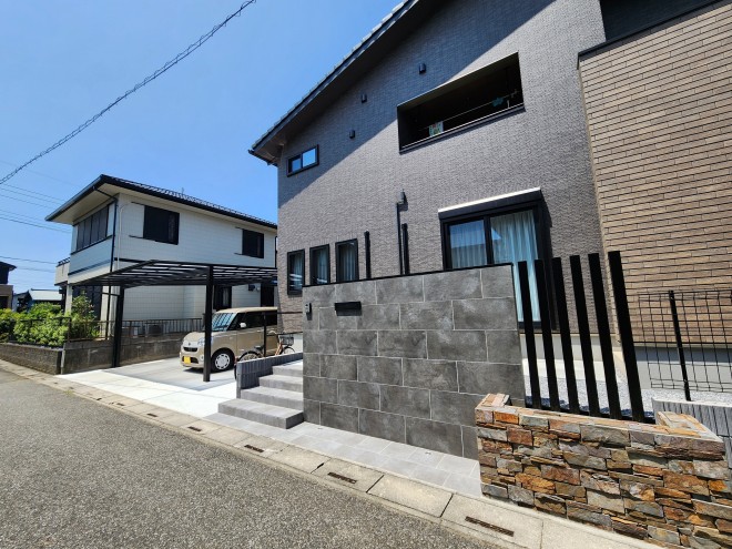 グレートーンでまとめたシンプルモダンなエクステリア