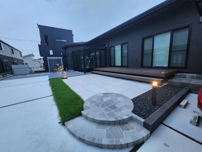 ブラックにこだわったモダンなエクステリア　埼玉県加須市