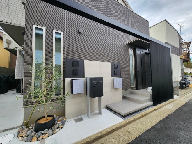 LIXIL プラスG　ロングアーチとフロートステップでこだわりのファサードに　東京都足立区