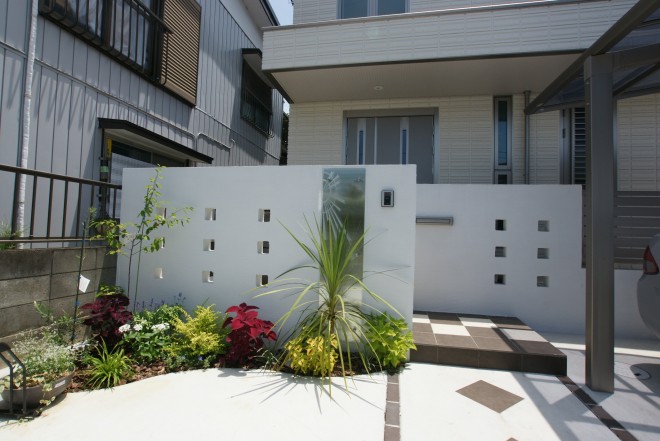 ステンレスプレート付のガラスサインがスタイリッシュなモダンなファザード　埼玉県久喜市　へーベルハウス