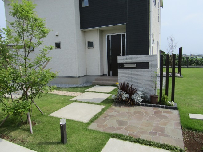 シンボルツリーのシマトネリコが映えるモダンな邸宅　埼玉県加須市　アキュラホーム