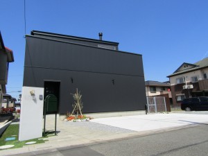 BESSの家をシンプルにコーディネート　埼玉県伊奈町　PCフェンス　人工芝