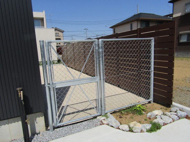 BESSの家をシンプルにコーディネート　埼玉県伊奈町　PCフェンス　人工芝