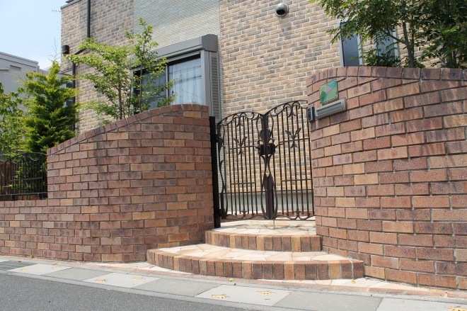 曲線のレンガ積と鋳物フェンスで素敵なファザードに　埼玉県久喜市