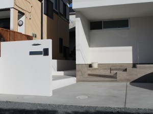 名古屋モザイク　アルドワーズ3930を使用したおしゃれなアプローチ階段
