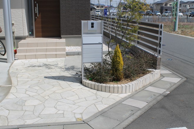 三協アルミ　4G（フォーグ）を用いスタイリッシュなオープン外構をデザイン　東松山市