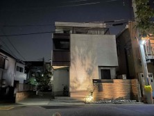 木目調タイルとライティングでおしゃれなエントランスに　パナソニックホームズ　埼玉県戸田市