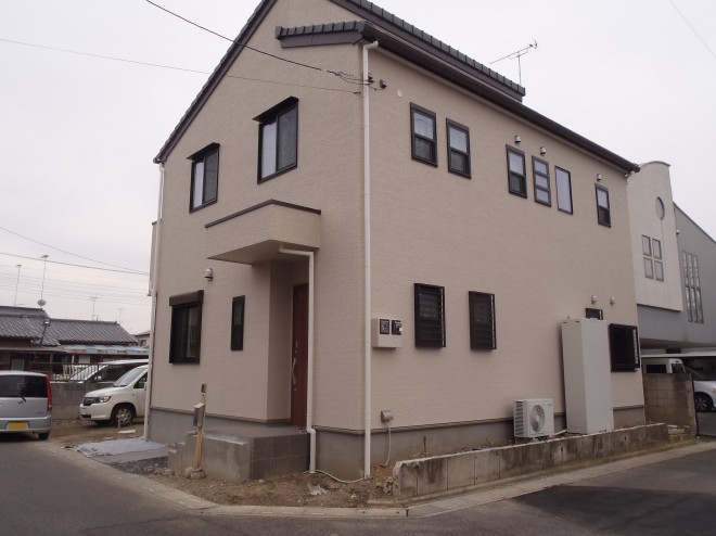 白を基調として店舗内装のような佇まいのエクステリアに　埼玉県幸手　県民共済住宅