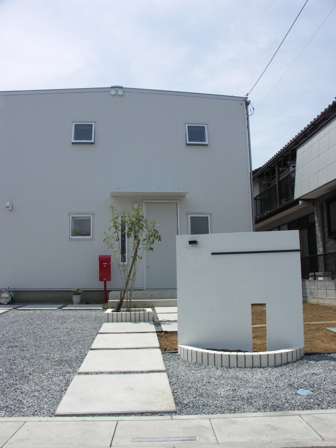 白の家　スタイリッシュでモダンなオープン外構　埼玉県鴻巣市　無印良品の家