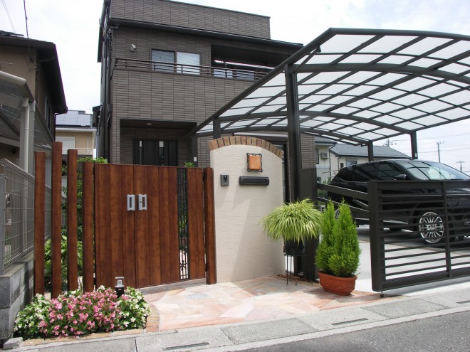 緑に溢れるナチュラルなクローズ外構　埼玉県白岡市　桧家住宅