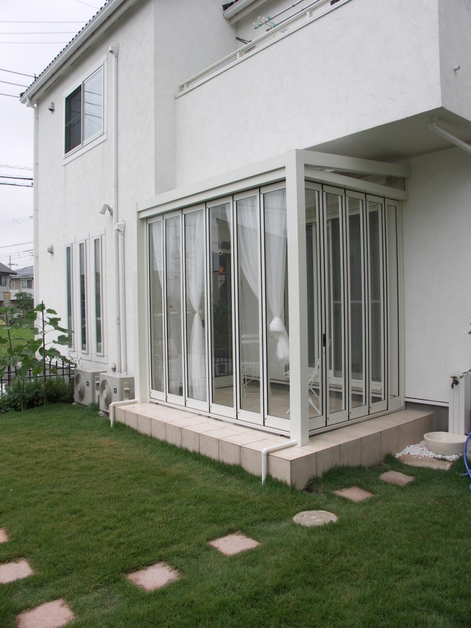 リクシル　ガーデンルーム　ジーマ　ホワイト色で建物との調和を　埼玉県越谷市　