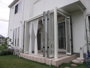 リクシル　ガーデンルーム　ジーマ　ホワイト色で建物との調和を　埼玉県越谷市　