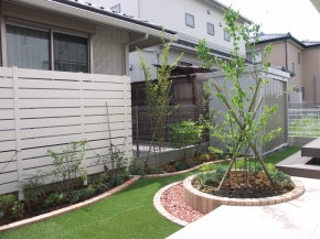サークルのレンガ花壇がフォーカルポイントの人工芝が映える素敵なガーデン施工例 埼玉県三郷市 埼玉県 外構 エクステリア 大興